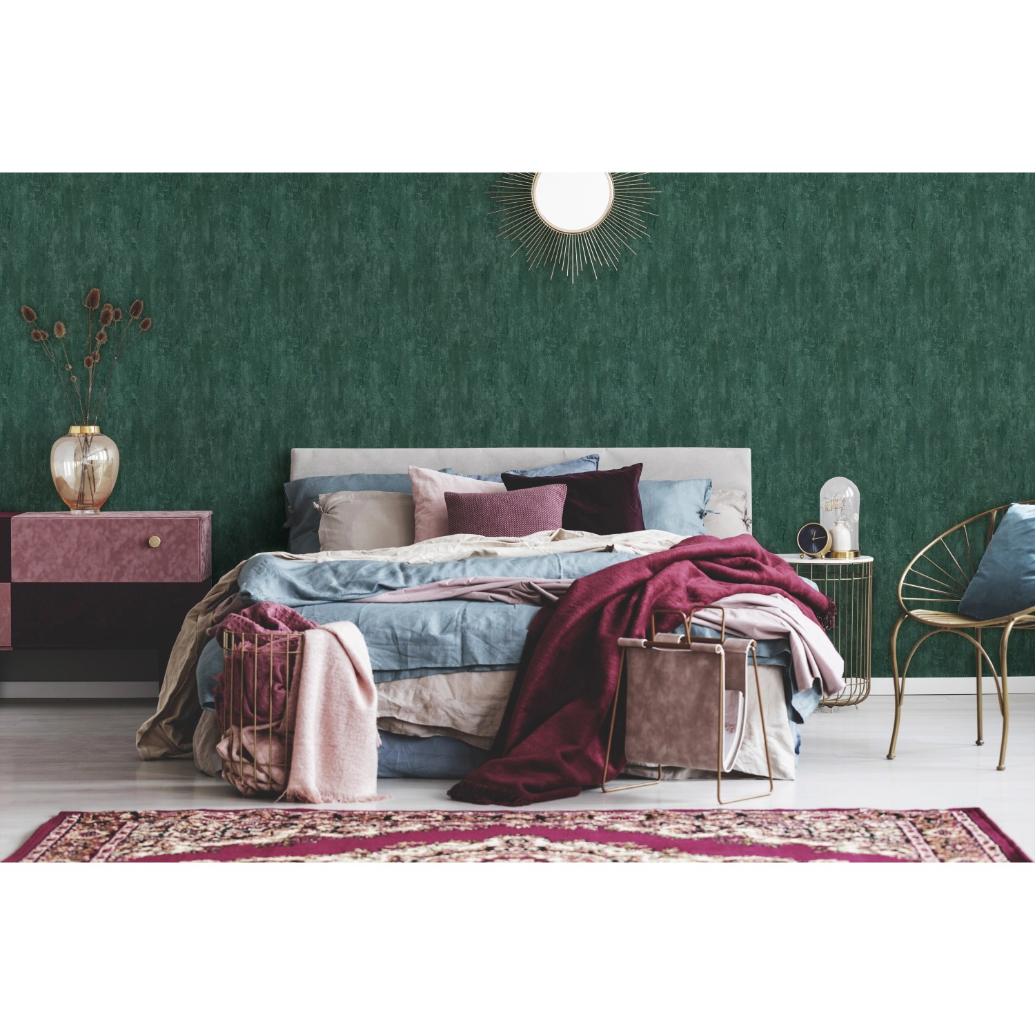 Schlafzimmer mit dunkelgrüner A.S. Création Vliestapete in Rostoptik und leichtem Glanz.