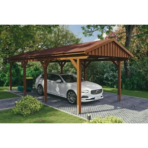 Skan Holz Carport Fichtelberg mit roten Schindeln und nussbraunem Holz, darunter ein Auto.