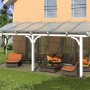 Weiße Skan Holz Terrassenüberdachung Venezia mit Polycarbonat-Dach und Gartenmöbeln.
