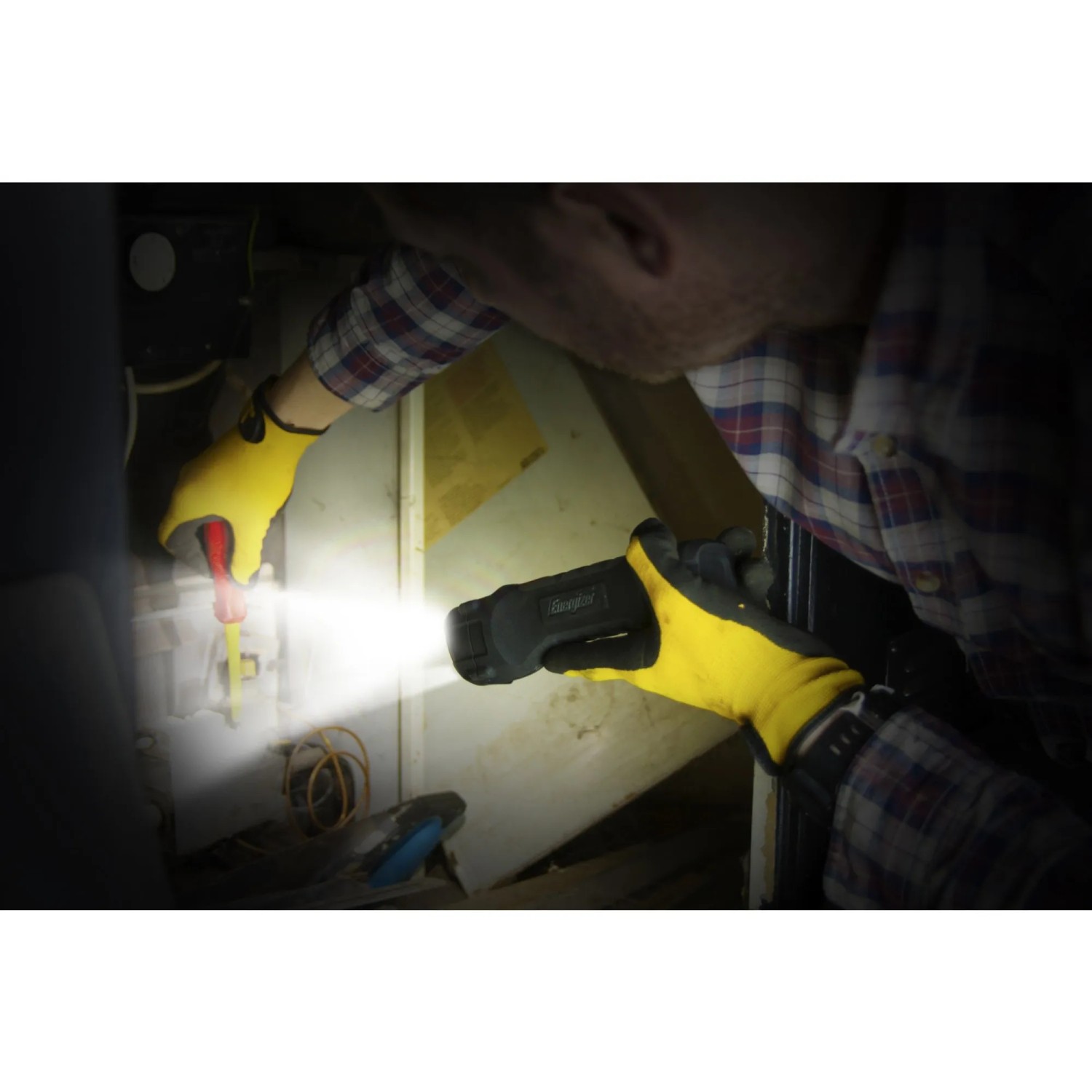 Energizer Hardcase Project Plus Arbeitslampe im Einsatz, leuchtet einen Sicherungskasten aus.