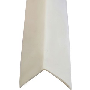 Weißer, selbstklebender Knickwinkel, 18x18mm, 5000mm Länge. Ideal als Sockelleiste.