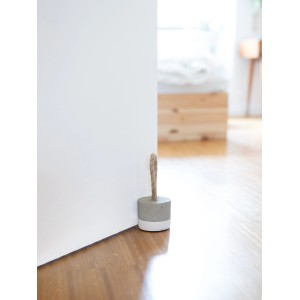 DIY Türstopper aus Beton von CREATE! by OBI mit Hanfseil vor einer weißen Tür.