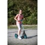 Mädchen fährt türkisen Six Degrees Aluminium Scooter mit Klappmechanismus auf gepflastertem Weg. Höhenverstellbarer Sportroller.