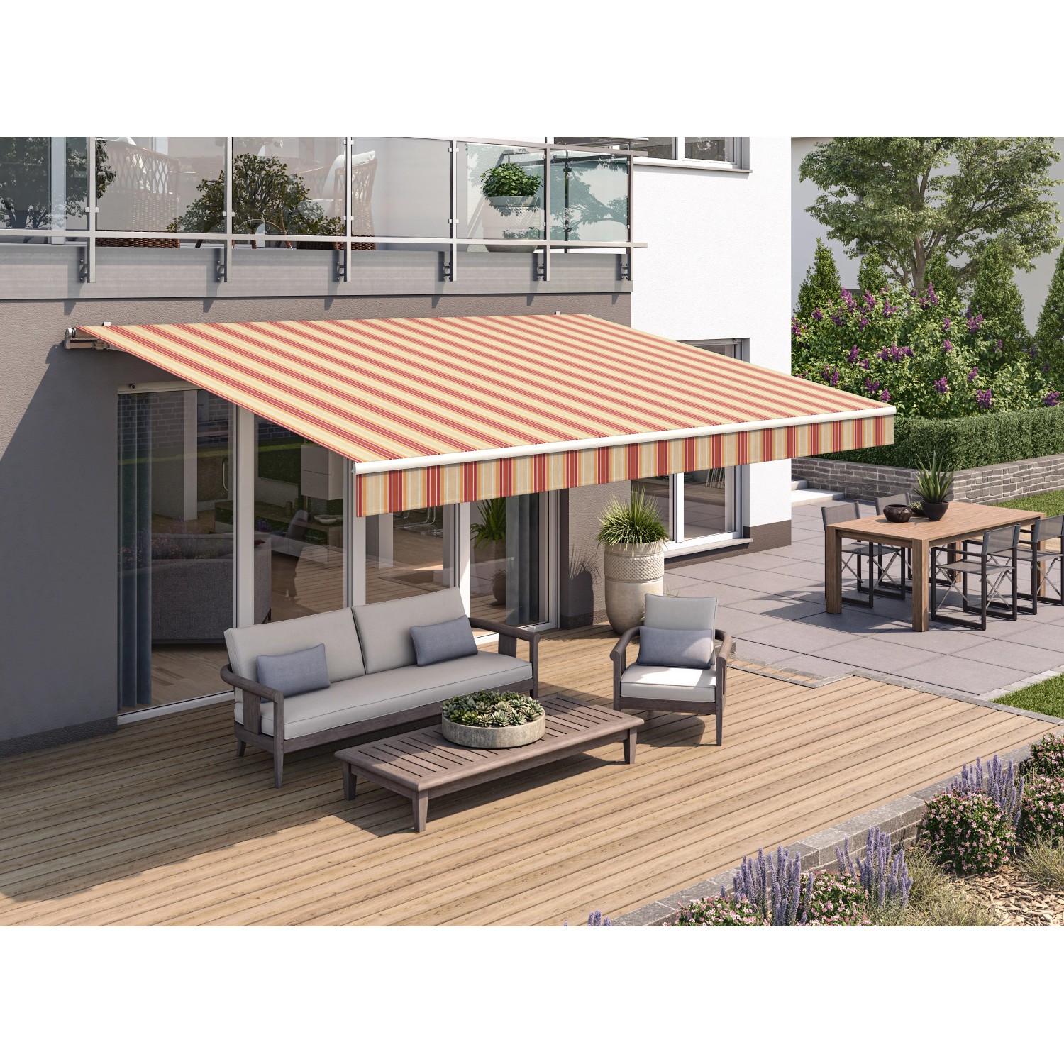 Wismar Gelenkarmmarkise Classic, 300x200 cm, beige-rot gestreift, über einer Terrasse mit Gartenmöbeln.