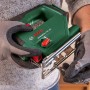 Bosch Akku-Stichsäge UniversalSaw 18V-100 Solo in Händen, Sägeblatt sichtbar.