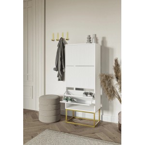 Selsey Schuhschrank Veldio weiß, Rillenfront, goldfarbenes Gestell, offene Klappfächer mit Schuhen im Flur.