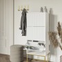 Selsey Schuhschrank Veldio weiß, Rillenfront, goldfarbenes Gestell, offene Klappfächer mit Schuhen im Flur.