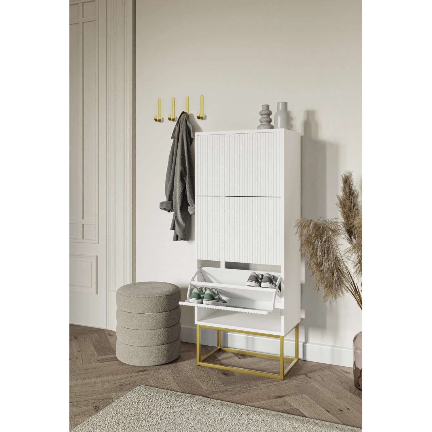 Selsey Schuhschrank Veldio weiß, Rillenfront, goldfarbenes Gestell, offene Klappfächer mit Schuhen im Flur.