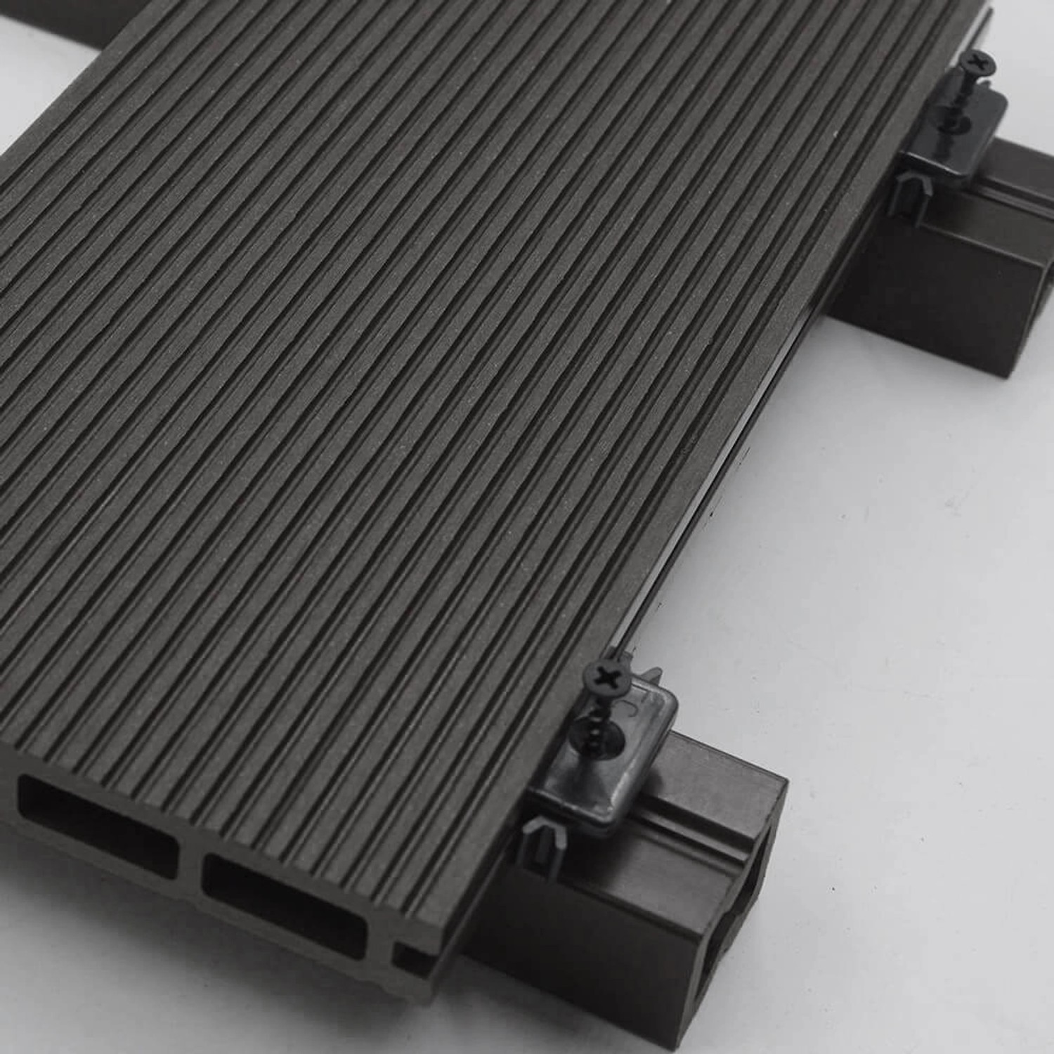 Nahaufnahme: Home Deluxe WPC Terrassendiele Samana Anthrazit mit Unterkonstruktion und Befestigungsclips.