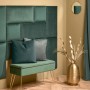 OBI Vorhang Petrol 2er-Set (135x250cm) neben Wandpaneel und Bank mit Kissen.