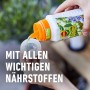 Compo Bio-Pflanzendünger Mediterran wird in eine Dosierkappe gegossen.