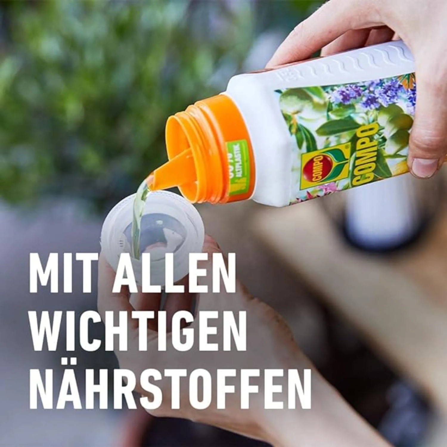 Compo Bio-Pflanzendünger Mediterran wird in eine Dosierkappe gegossen.