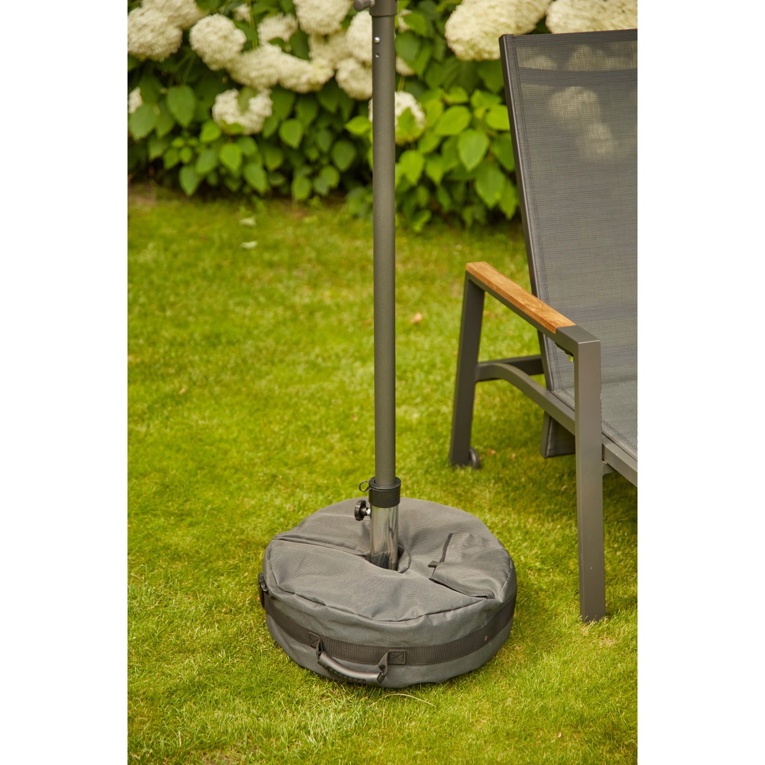 Siena Garden Rasendorn Universal mit Sandsack als Schirmständer auf Rasen.