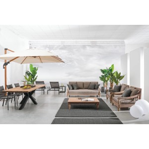 Bizzotto Ampelschirm ORION, 400x400 cm, mit Drehfunktion über einer Outdoor-Sitzgruppe.