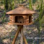 Rustikales XL-Vogelfutterhaus im Blockhaus-Stil mit Holzdach auf optionalem Ständer.