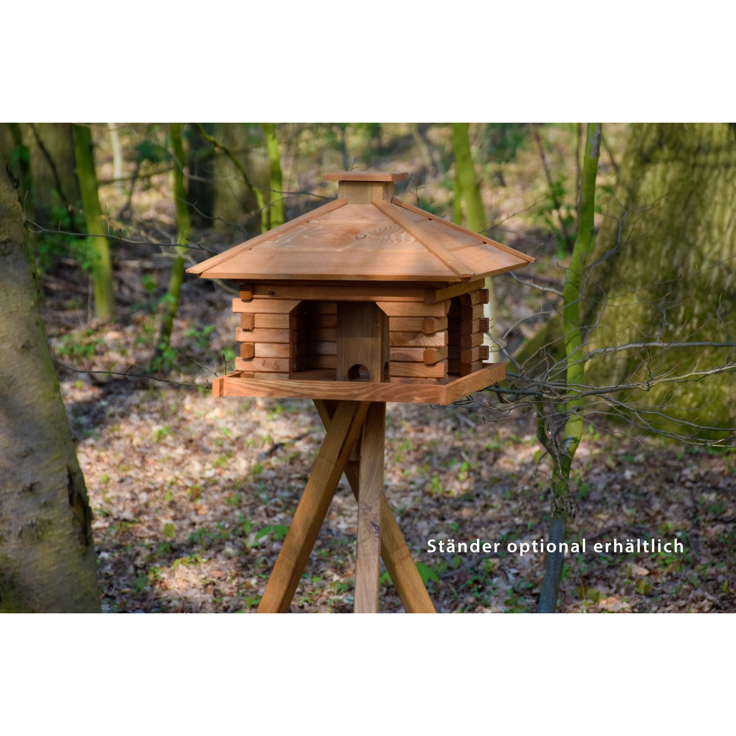 Rustikales XL-Vogelfutterhaus im Blockhaus-Stil mit Holzdach auf optionalem Ständer.