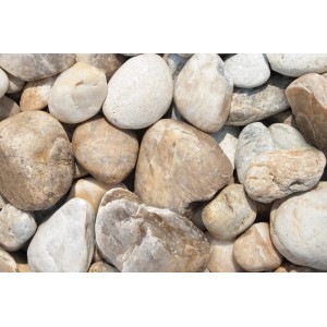 Nahaufnahme von bunten Flusskieseln (50-150 mm) im Big-Bag, ideal für Garten- und Landschaftsbau.