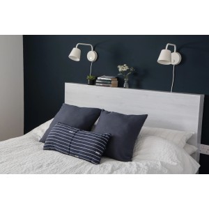 d-c-fix Nordic Elm Klebefolie auf einem Kopfteil im Schlafzimmer.