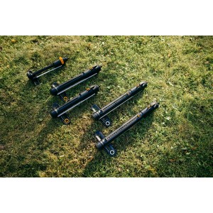 Fiskars X-Series Oszillierender Regner S-L, schwarz-orange, auf Rasen