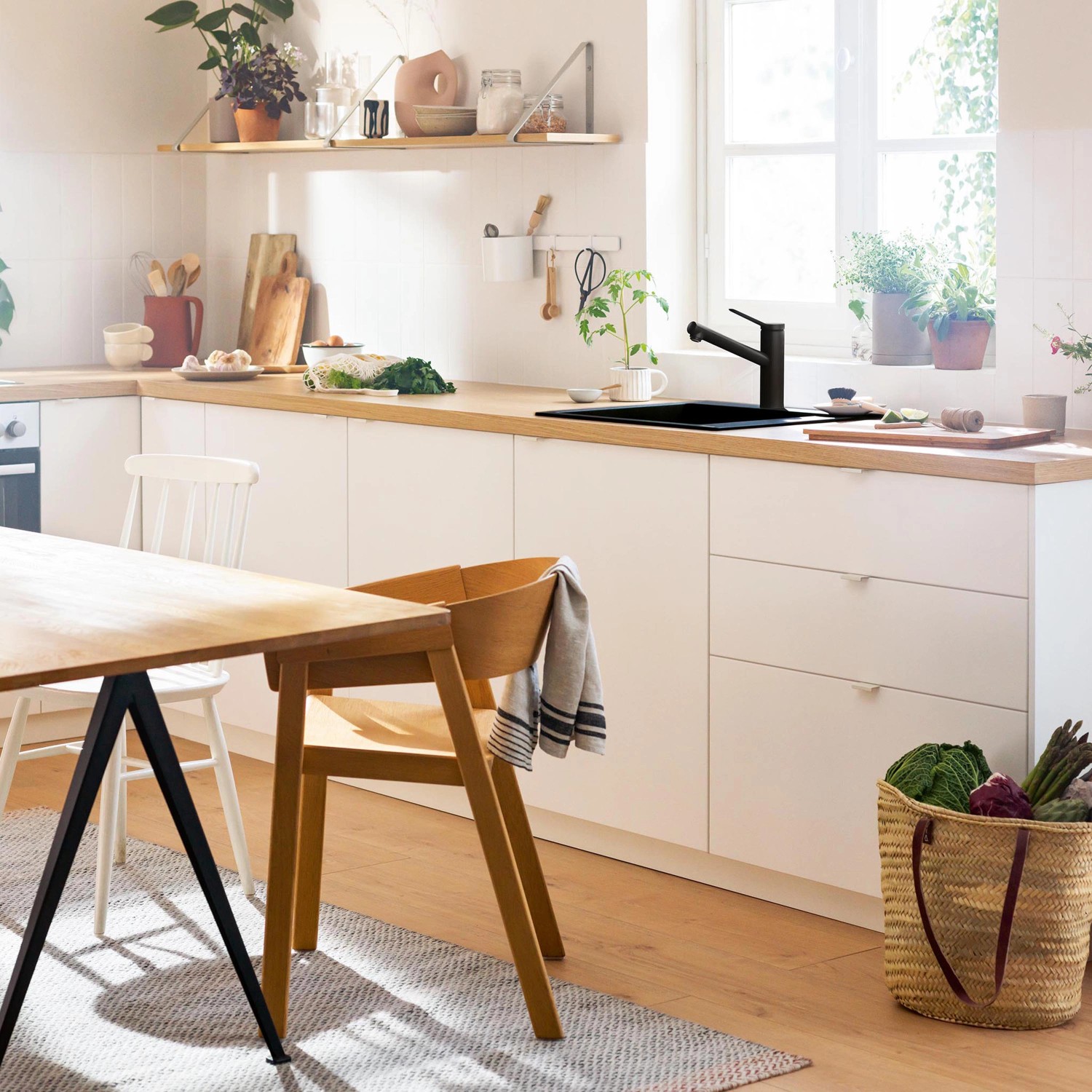 Hansgrohe Küchenarmatur Zesis M33 in Schwarz Matt in moderner Küche.