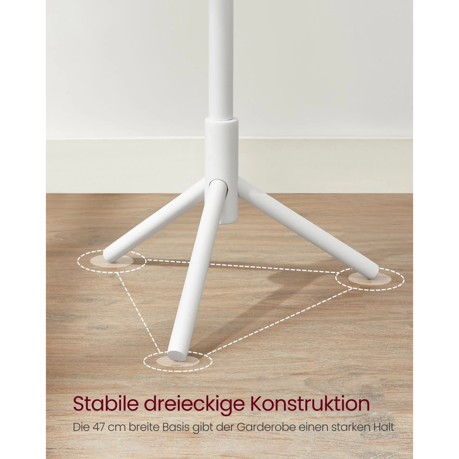 Detailaufnahme des weißen Vasagle Kleiderständers mit stabiler, dreieckiger Basis aus Massivholz.