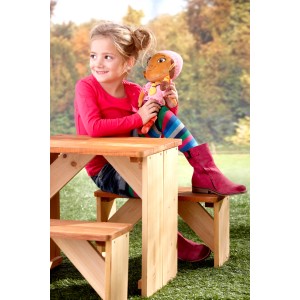 Mädchen mit Puppe am braunen Picknick-Set ZidZed im Garten.