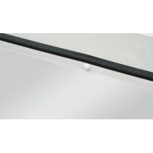 Weiße Sarei Fensterbank Kappe (Ø 11,5 mm) auf einer Fensterbank zur Schraubenabdeckung.