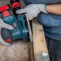 Bosch Exzenterschleifer im Einsatz mit Schleifblatt C470 zum Schleifen von Holz.