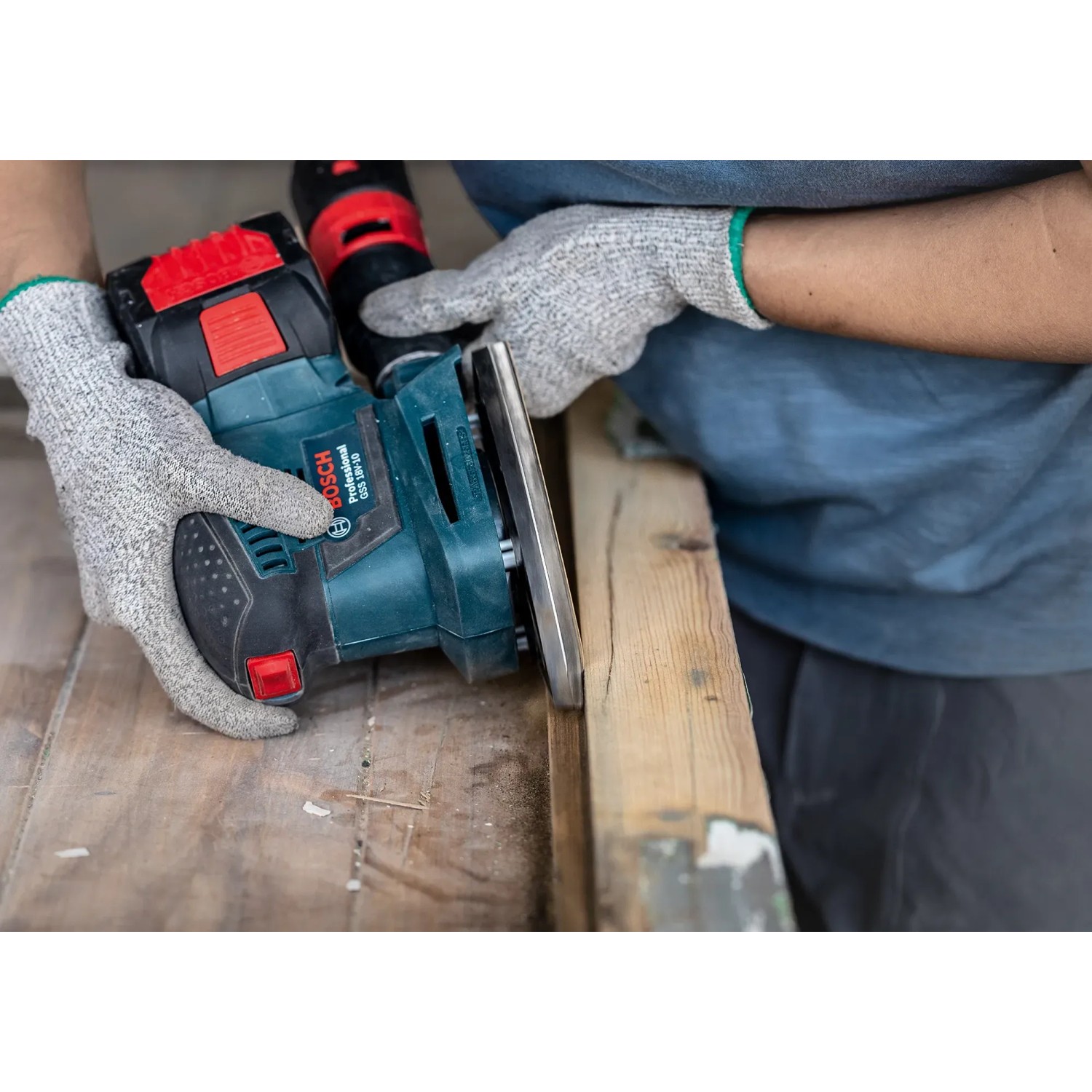 Bosch Exzenterschleifer im Einsatz mit Schleifblatt C470 zum Schleifen von Holz.