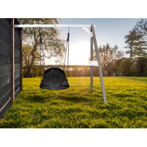 Axi Nestschaukel Roxy grau-weiß mit Schaukelgestell im Garten.