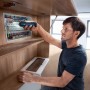 Mann benutzt Bosch Professional Go Akkuschrauber an einem Schaltschrank.