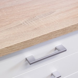 Detailaufnahme: Küchenzeile in Weiß und Sonoma Eiche mit silberfarbenen Griffen.