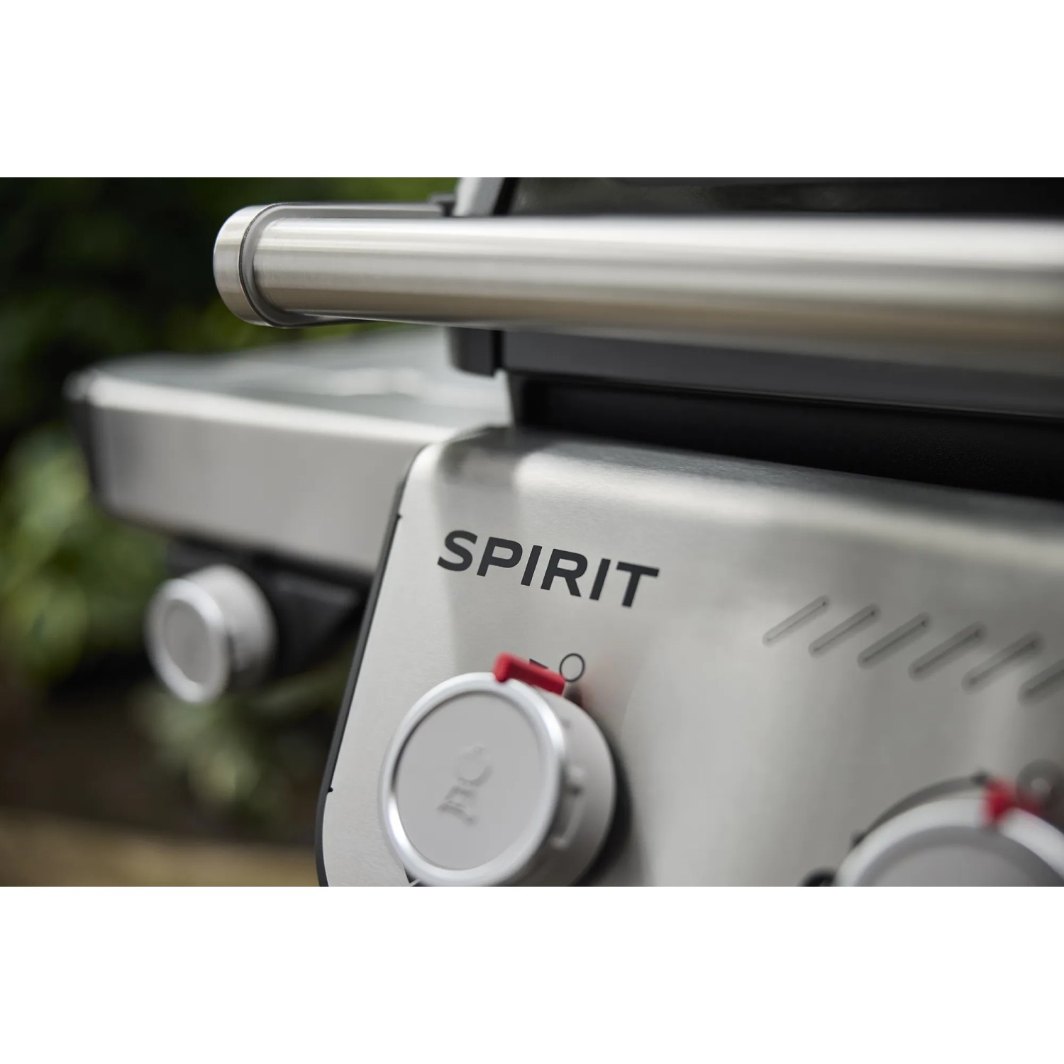 Detailaufnahme: Weber Spirit E-335 GBS Gasgrill mit Bedienelementen und "Spirit" Schriftzug.