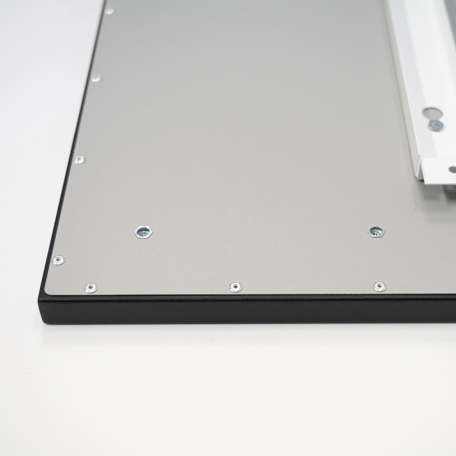 Detailansicht der Vasner Infrarotheizung Citara T Tafelheizung, 60x120 cm, mit schwarzem Rahmen und grauer Tafeloberfläche.