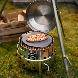 Petromax Atago mit Pizzastein und Pizza. Grillutensil für knusprige Pizza.