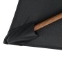 Detailaufnahme: Anthrazitfarbener Doppler Balkonschirm Wood mit Holzstrebe.