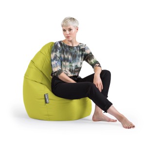 Frau sitzt auf grünem Sitting Point Sitzsack Brava 120l. Bequemer, waschbarer Sitzsack für Kinderzimmer.