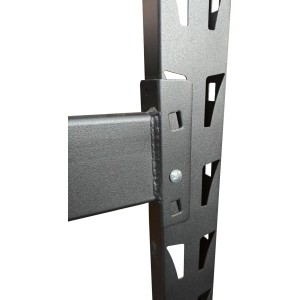 Detailaufnahme: Steckverbindung des OBI Metall-Schwerlast-Steckregals Pro.