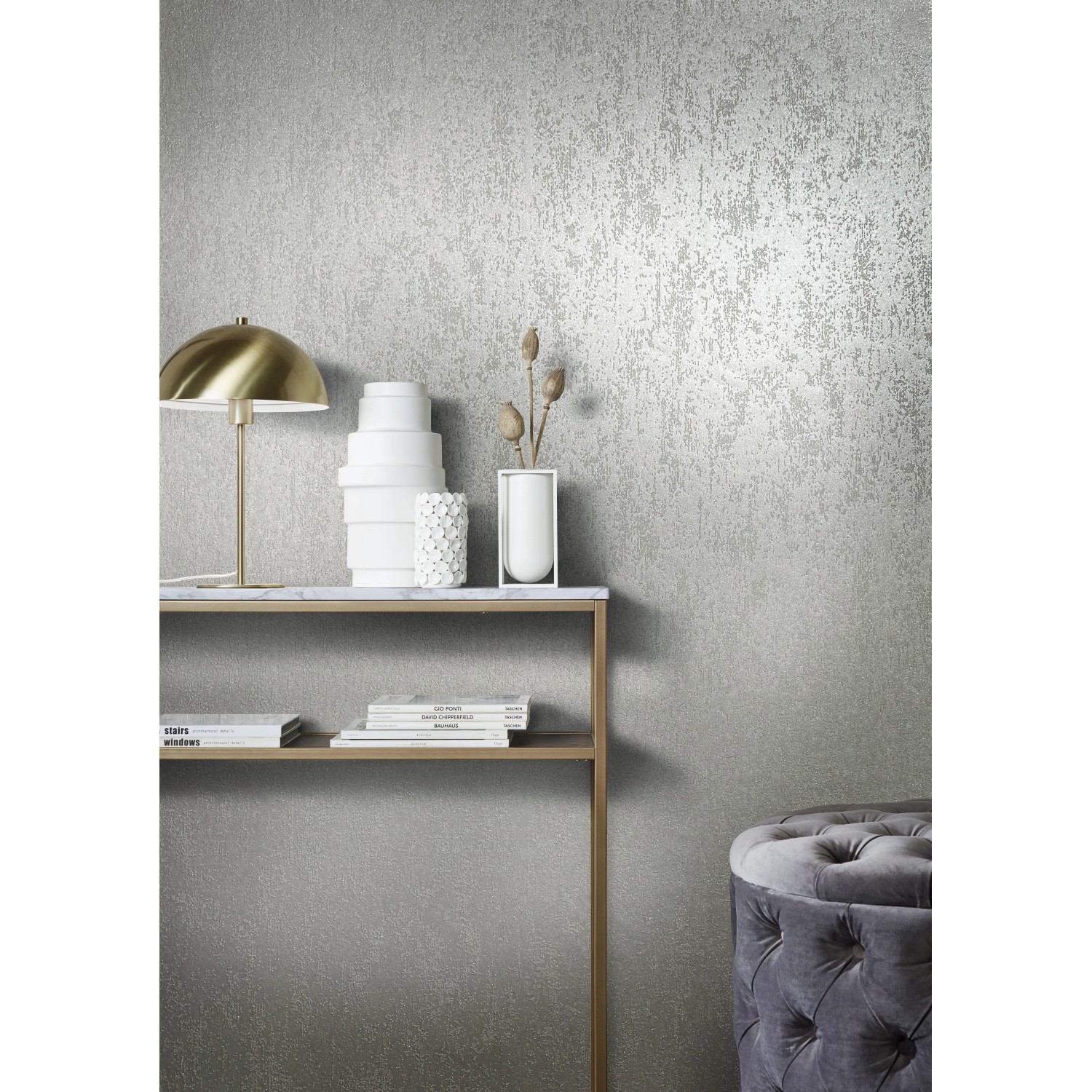 Marburg Vliestapete in Grau mit Glitzer und Metalloptik an einer dekorierten Wand.