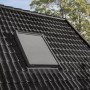 Velux Elektro-Rollladen SML, 55x70 cm, Alu, am Dachfenster montiert.