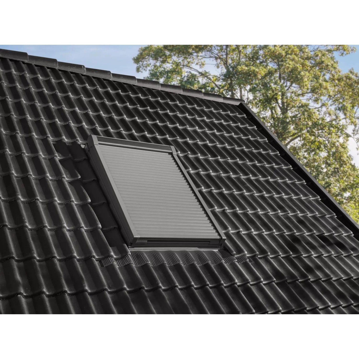 Velux Elektro-Rollladen SML, 55x70 cm, Alu, am Dachfenster montiert.