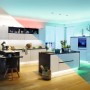 Moderne Küche mit Paulmann MaxLED RGBW LED-Streifen, gesteuert mit weißem 144W Controller für farbige Beleuchtung.