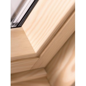 Detailaufnahme VELUX Schwingfenster Holz C02: Holzrahmen und Glas des Dachfensters.