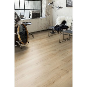 Verlegtes Laminat LAM.PROG. WR Eiche WATERFORD in Wohnraum-Szene mit Schlagzeug und Stuhl.