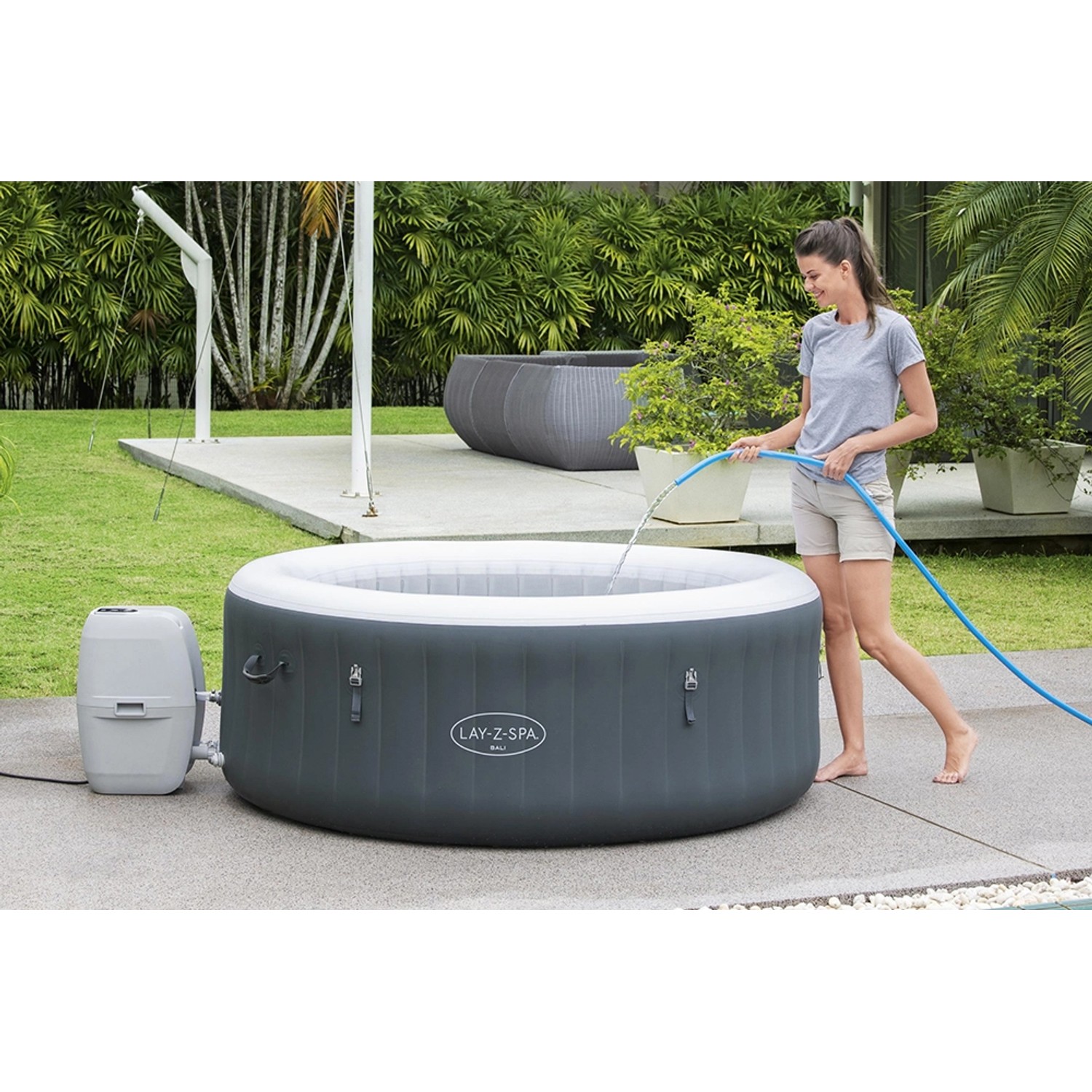Bestway Lay-Z-Spa Bali AirJet, aufblasbarer Whirlpool in Grau, wird mit einem Schlauch befüllt.