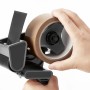 Packbandabroller mit braunem Packband (66 m x 50 mm) in der Hand.