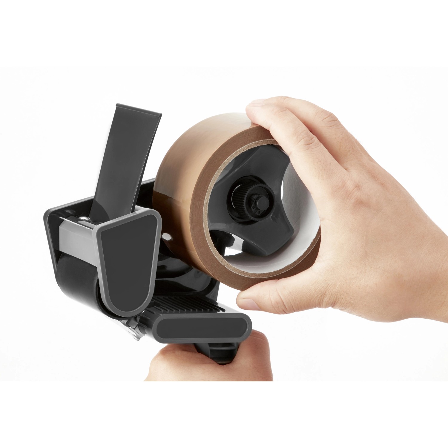 Packbandabroller mit braunem Packband (66 m x 50 mm) in der Hand.