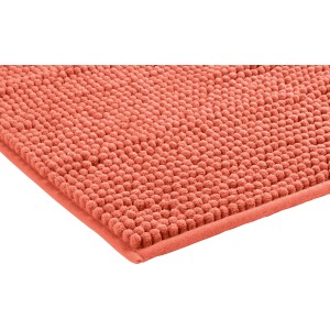 Detailaufnahme: Rote baliv Badematte aus Chenille mit Noppenstruktur.