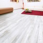 Heller Laminatboden Pinie Grizzly Pine 8 mm im Wohnraum verlegt.