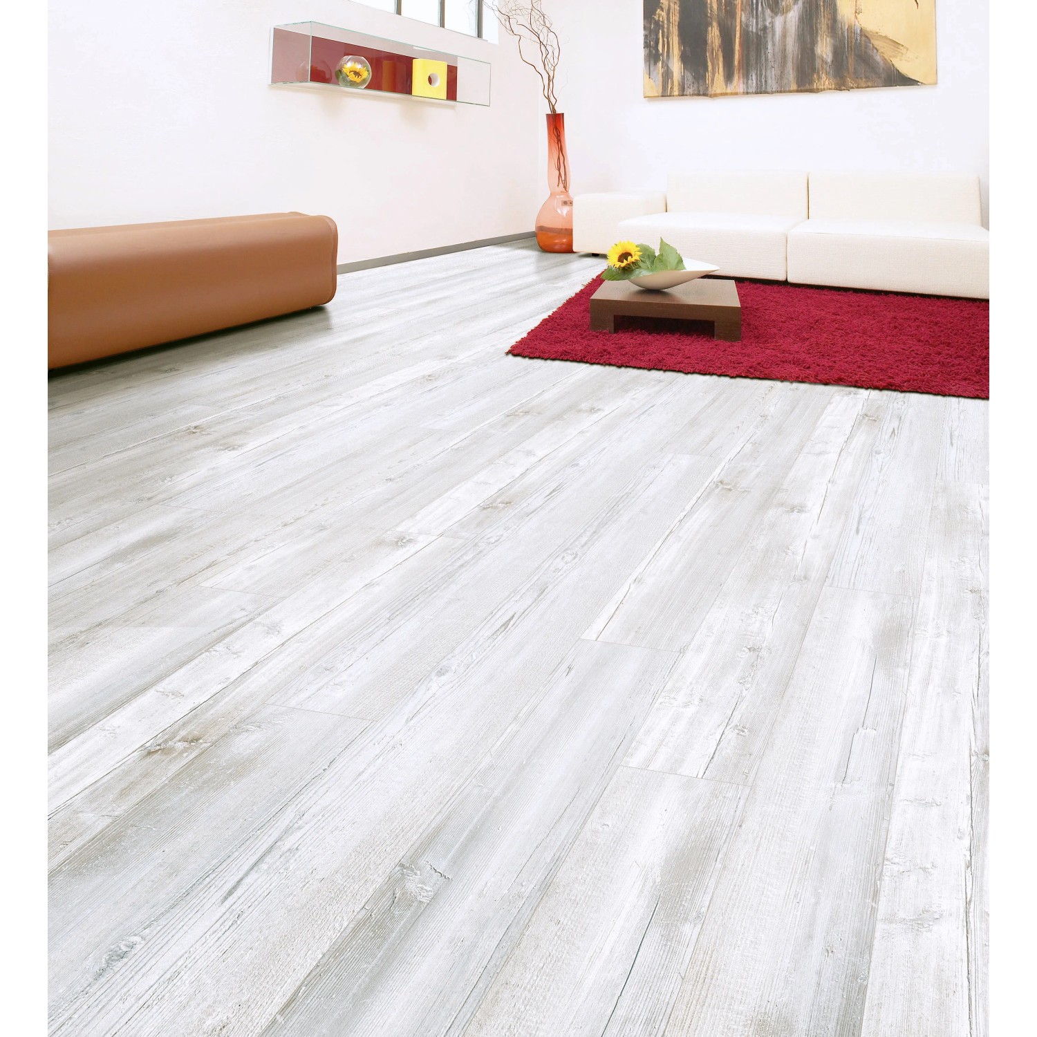Heller Laminatboden Pinie Grizzly Pine 8 mm im Wohnraum verlegt.